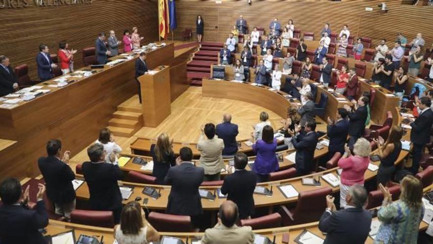 Ovación en homenaje a la última víctima de violencia machista.