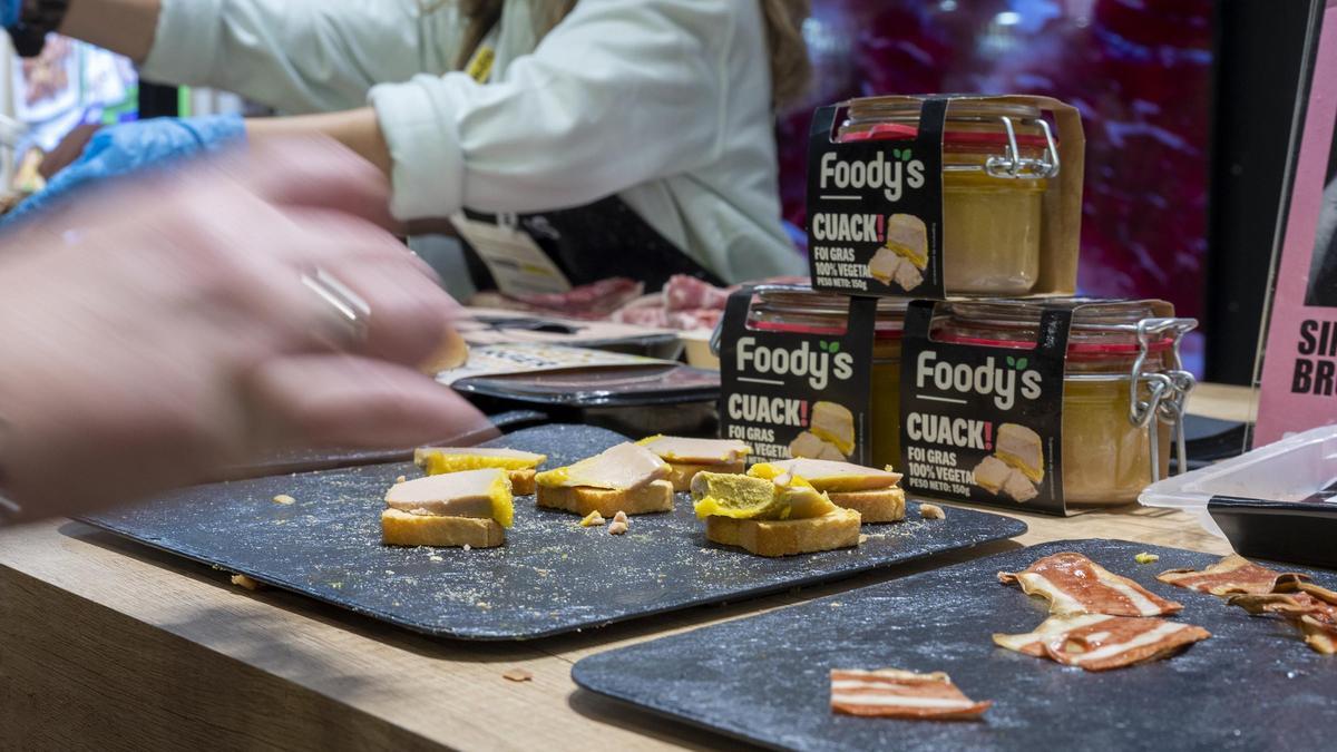 Tiras de bacon y foie gras vegano en la feria Alimentaria 2024