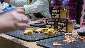 Tiras de bacon y foie gras vegano en la feria Alimentaria 2024