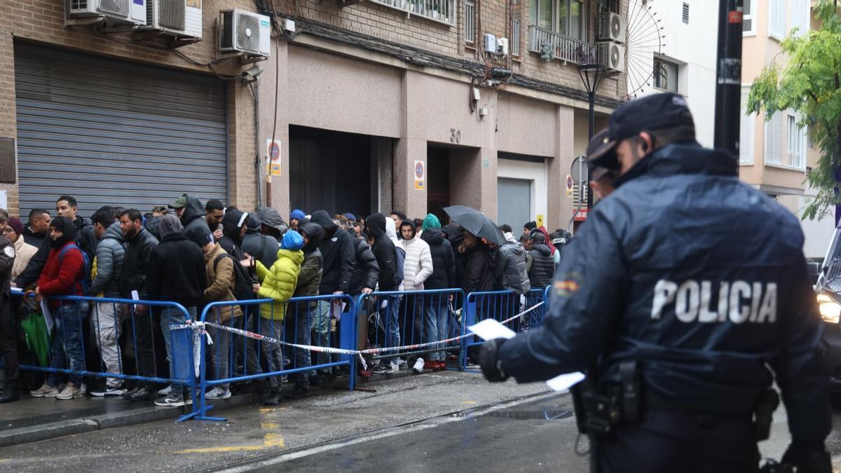 Continúan las colas de inmigrantes en el Consulado de Argelia en Alicante por la regularización extraordinariavídeo