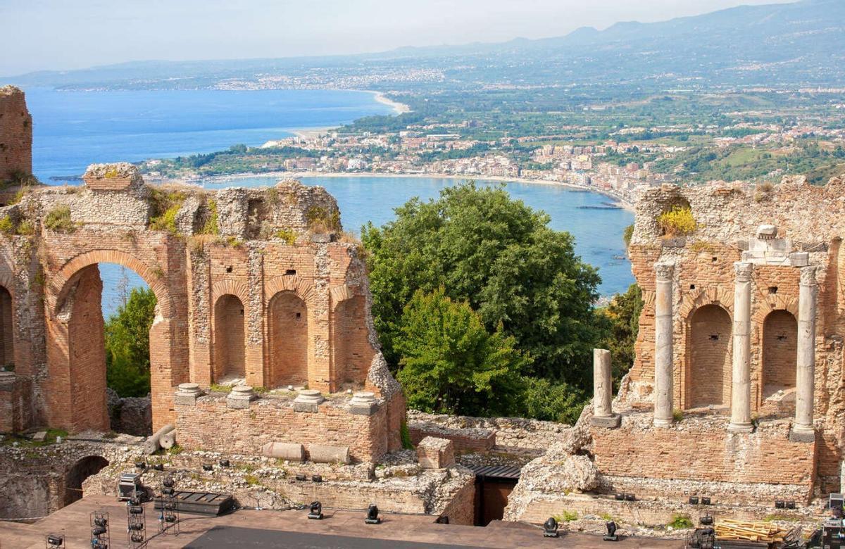 Vista de ruina Costa Teatro Greco y mar Jónico