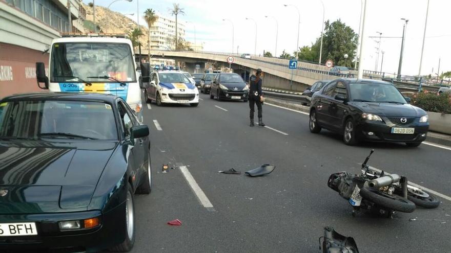 Un herido al colisionar su moto con un coche en Alicante