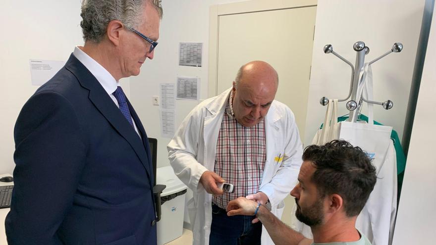 El consejero de Salud, Juan José Pedreño, con un paciente de melanoma.