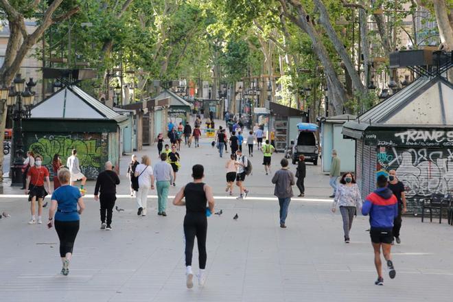 Varias personas han salido a pasear y hacer deporte en Las Ramblas, Barcelona.