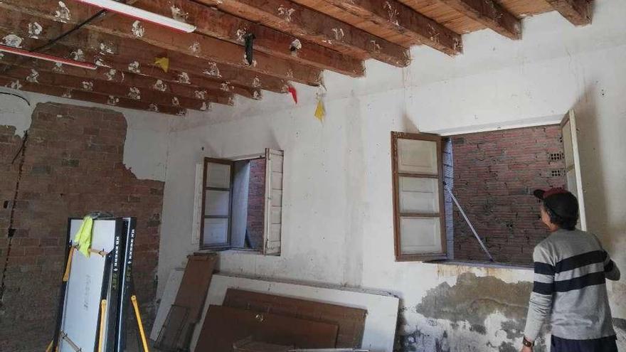 Trabajos de rehabilitación en la antigua Casa Consistorial de Villanueva como albergue de peregrinos.