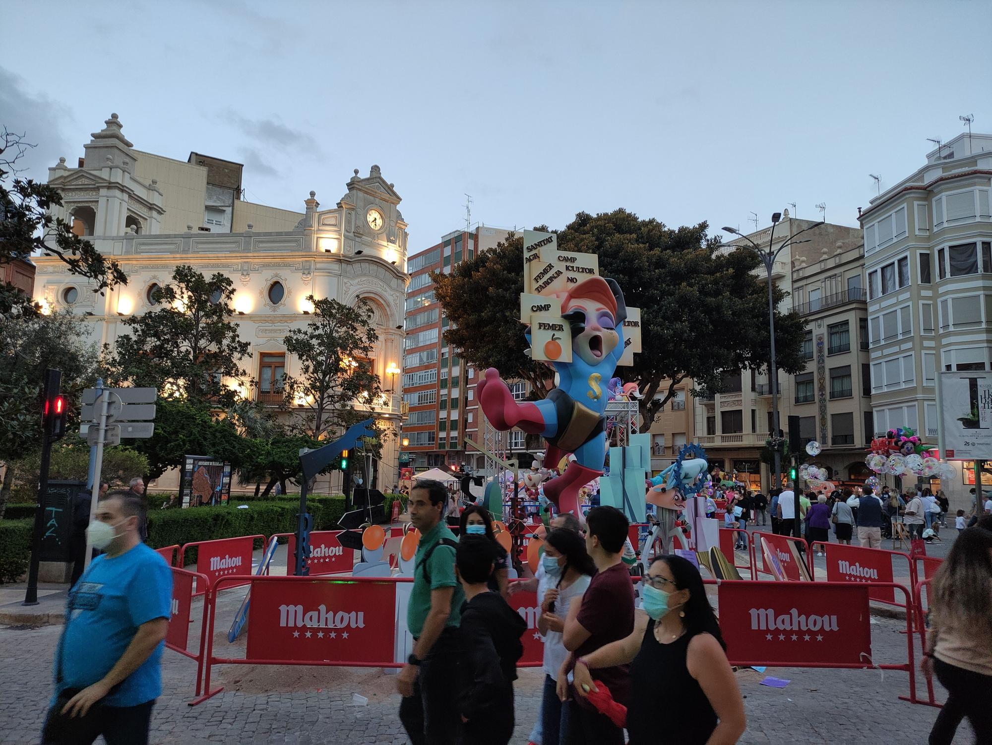 Calles llenas en Burriana en la víspera de la 'cremà'