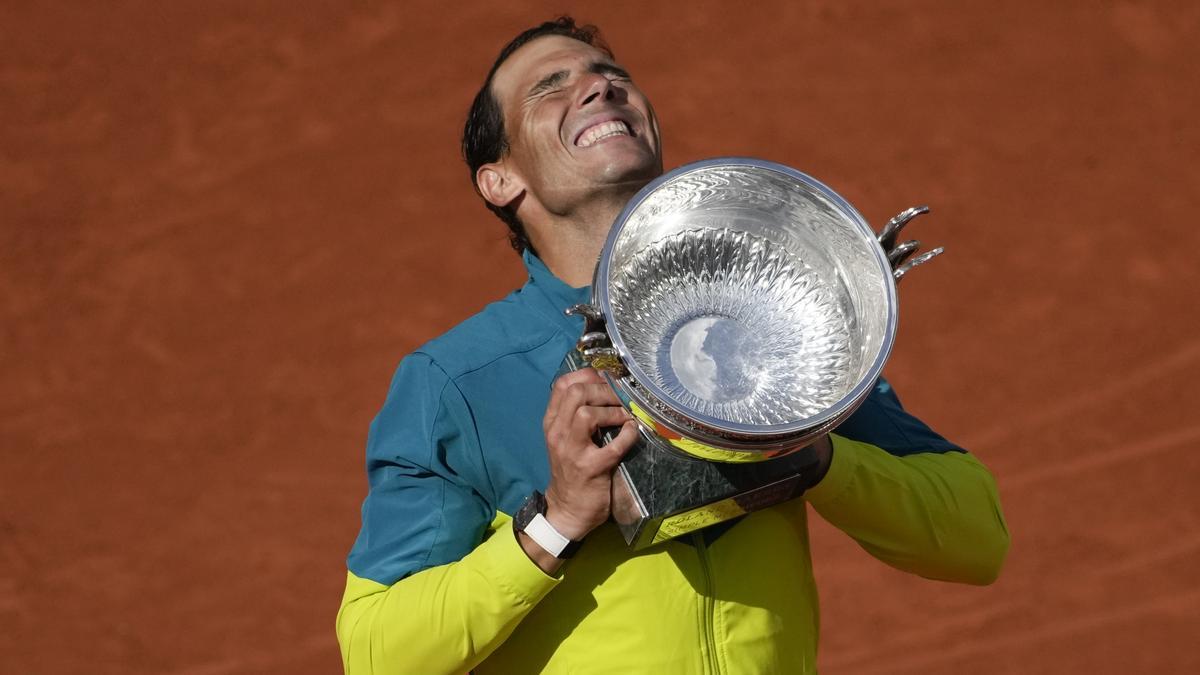 Rafael Nadal stemmt nach seinem 14. Sieg bei den French Open den Pokal in die Höhe.