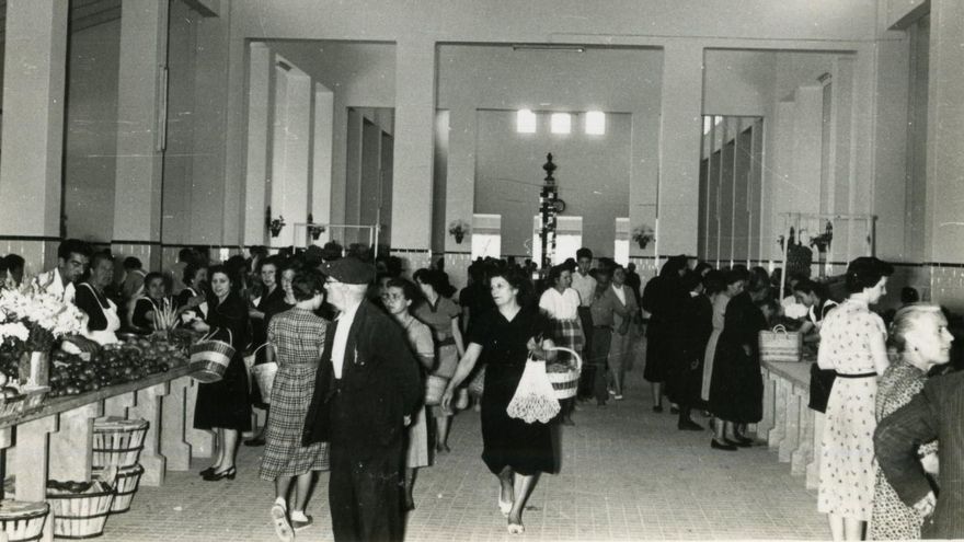 Así era el Mercat de Dénia hace 70 años: &quot;piedra corrida de mármol&quot; para exponer los productos frescos y mucho bullicio