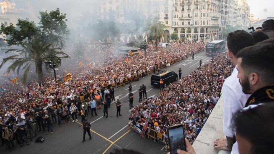 La afición celebra la llegada de la Copa del Rey a Valencia