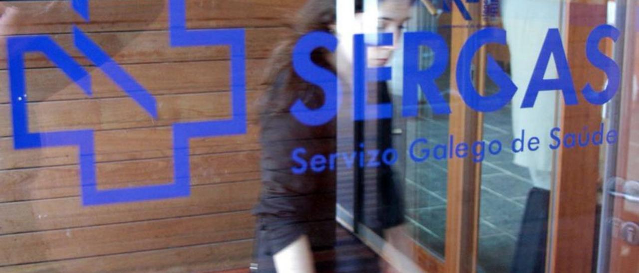 Logotipo del Sergas en la cristalera de un centro de salud.  | // M.F.
