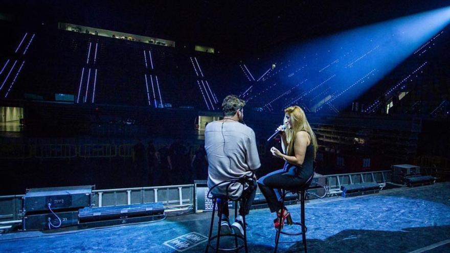 Actuación de Belinda con Manu Carrasco con posterior pedida de mano en el Gran Canaria Arena