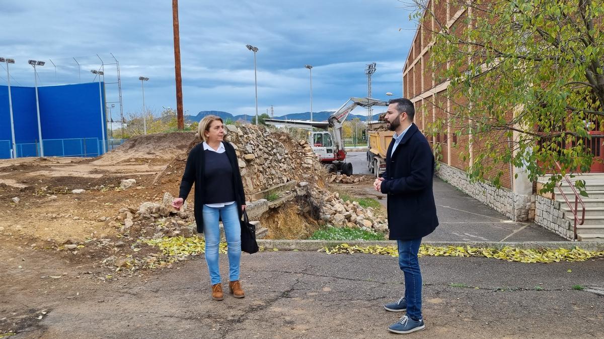 Falomir y Huguet visitaron el inicio de los trabajos para construir dos pistas de pádel en la Ciudad Deportiva de l’Alcora.
