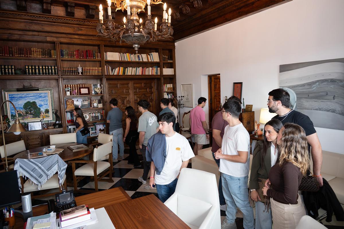 Estudiantes del Doble Grado Derecho y ADE de la Universidad de Extremadura visitan el Palacio Provincial.