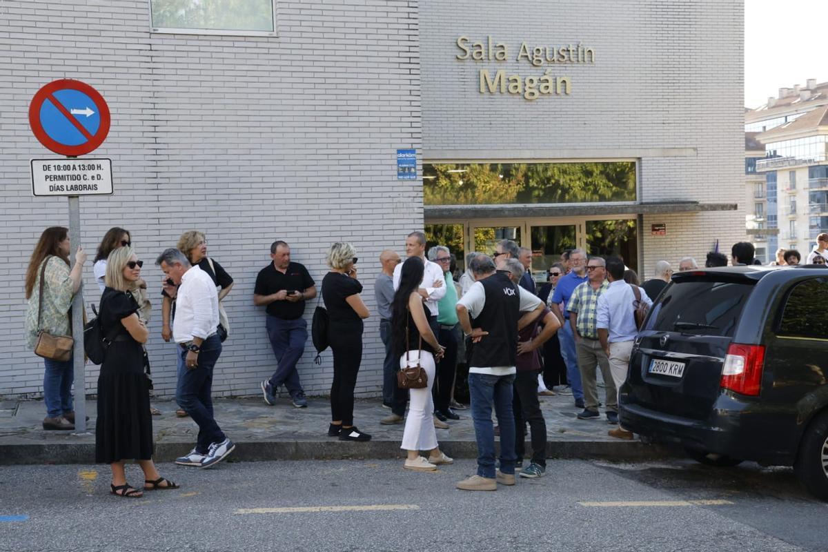 Decenas de jóvenes entran en el Centro Sociocultural de Santa Marta para impedir el acto de Vox en Santiago