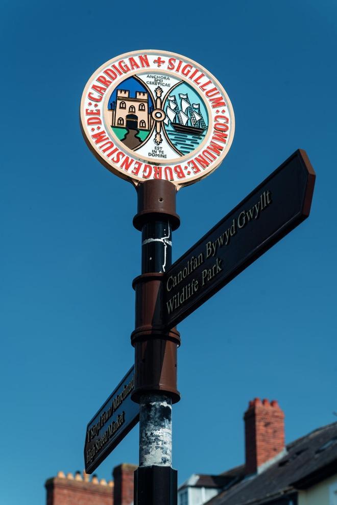 Señal de dirección en Cardigan, Bahía de Cardigan