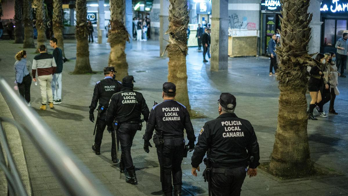 Agentes de la Policía Local de La Laguna, en la zona del Cuadrilátero, en una imagen de archivo.