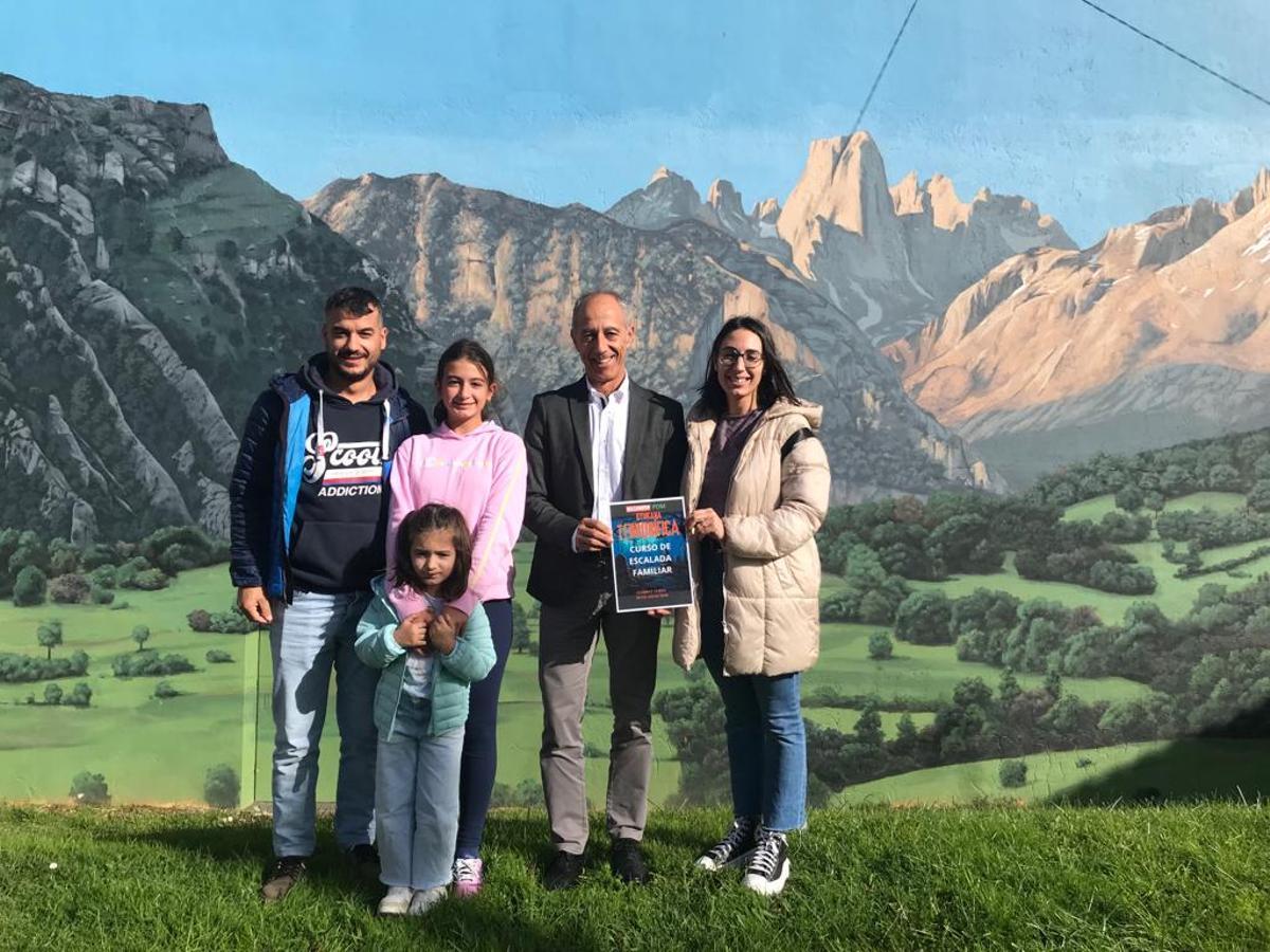 María Corrales con su familia y el edil, Jesús Abad, tras recoger el premio.