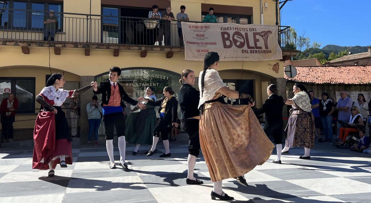 L’Esbart Cadí dansant davant d’un públic nombrós, ahir a la plaça de l’Ajuntament de la Pobla | QUERALT GILIBETS