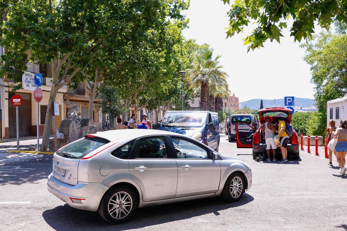 Concentración de vehículos en el entorno de l'Assut en una imagen del veran pasado.