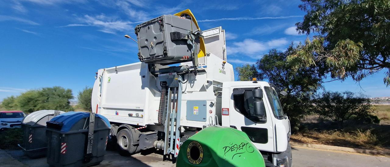 Algunas rutas de recogida de residuos ya han incorporado camiones de carga lateral que requieren del trabajo solo del conductor