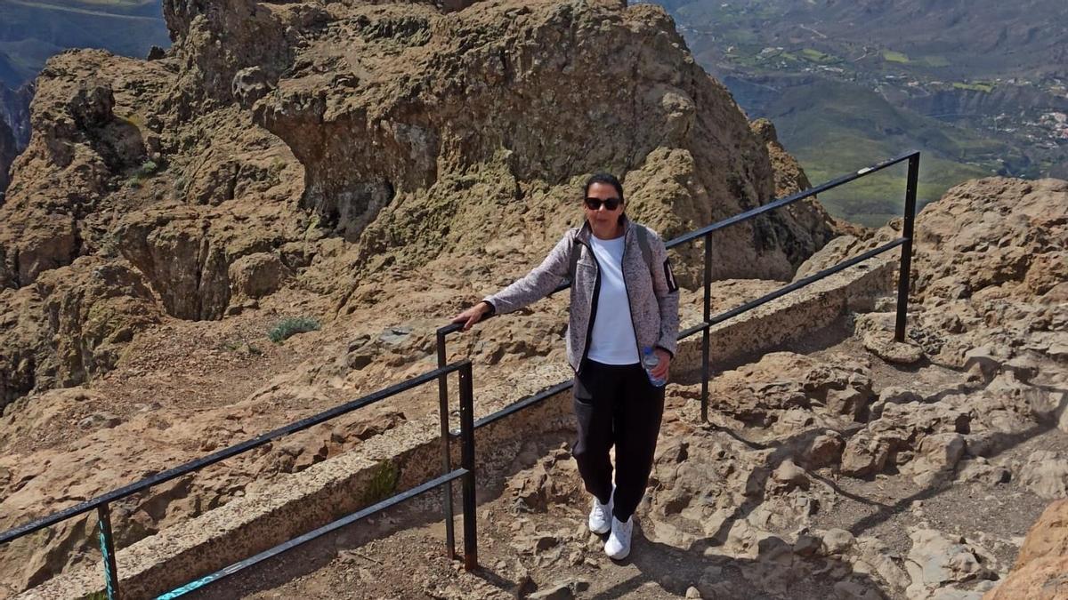 Gloria Cubas ante el Pico de las Nieves, cerca de Tejada.