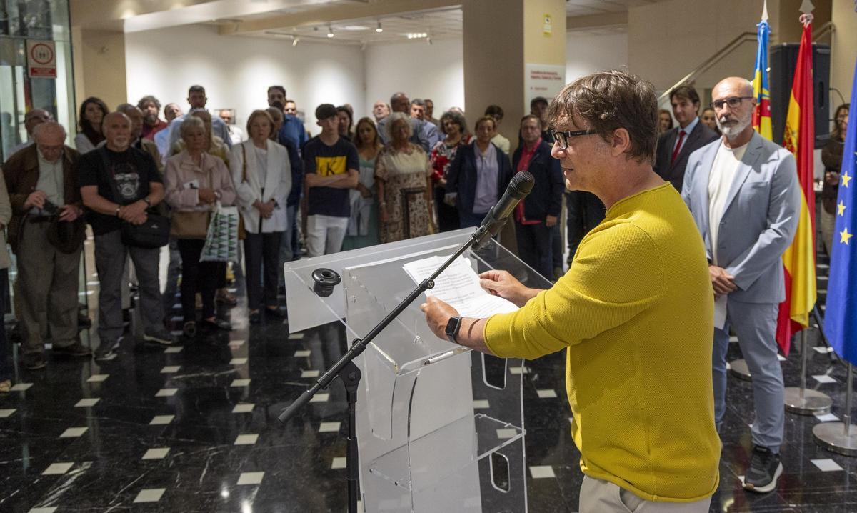 Rafa Arjones, comisario de la exposición, durante un momento de la inauguración