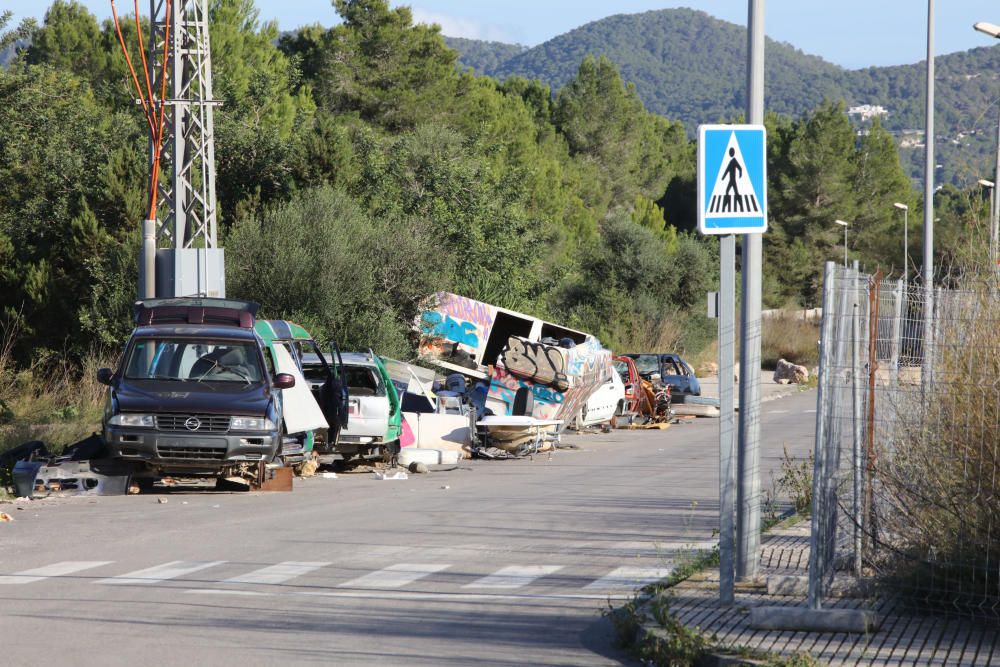 Vehículos abandonados y basura en Montecristo