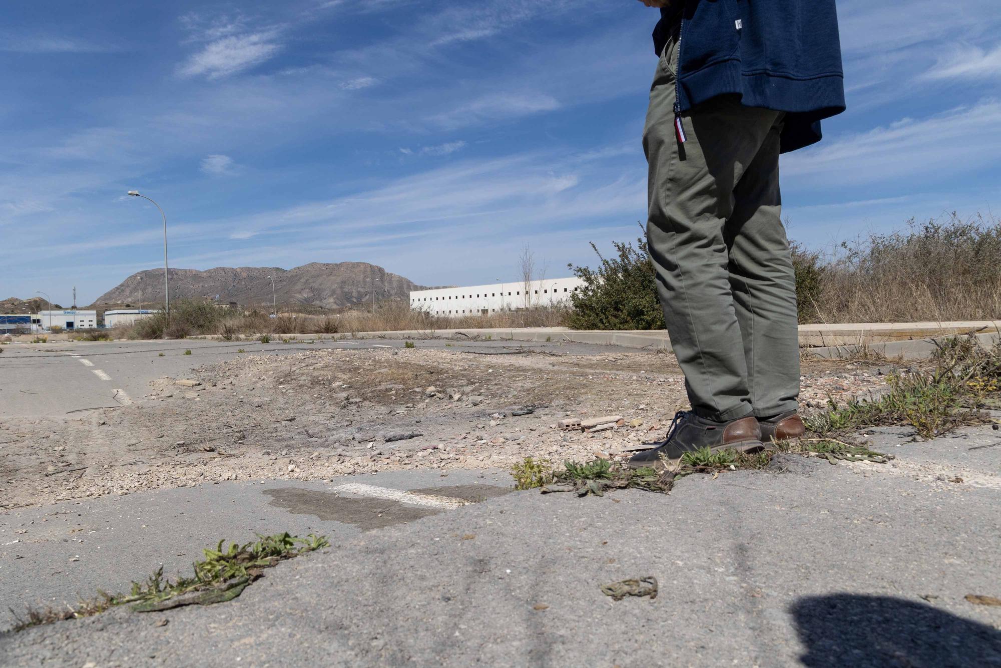 Toneladas de escombros invaden las inmediaciones del la Santa Faz y el cementerio de Alicante