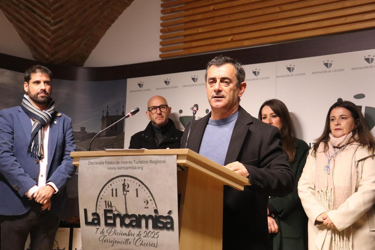 El alcalde de Torrejoncillo, en la rueda de prensa de presentación.