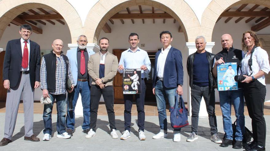 Kunio Kobayashi, en el centro a la derecha del concejal de Santa Eulària Toni Ramón. | A.S.E.