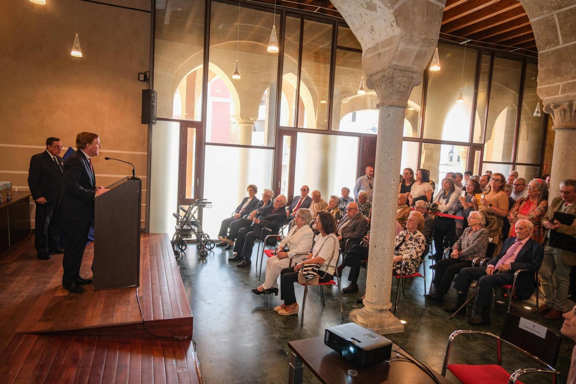 Homenaje a los mayores de 90 años en Badajoz.