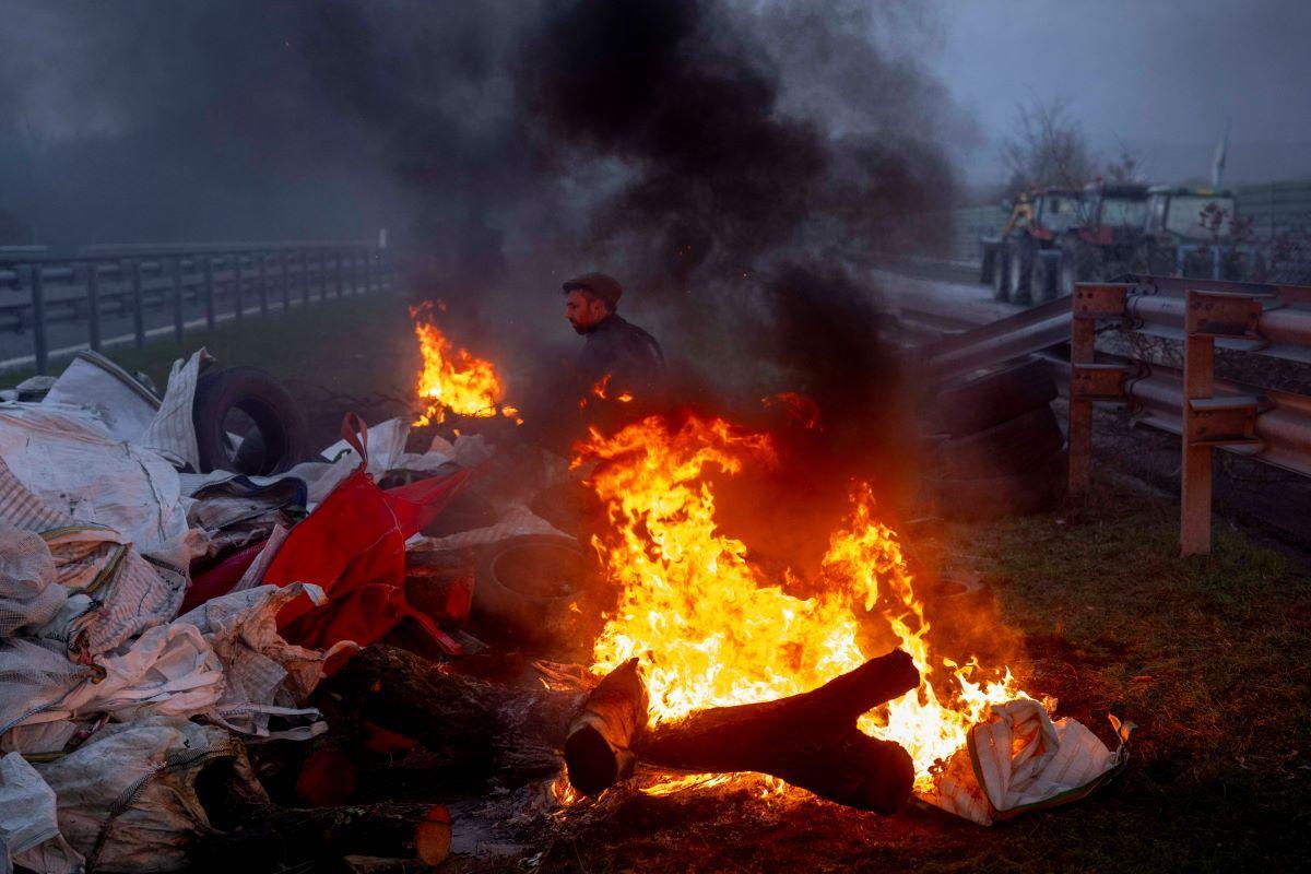 Los ganaderos montando hogueras durante la tractorada organizada en la A 52 a su paso por Xinzo de Limia.