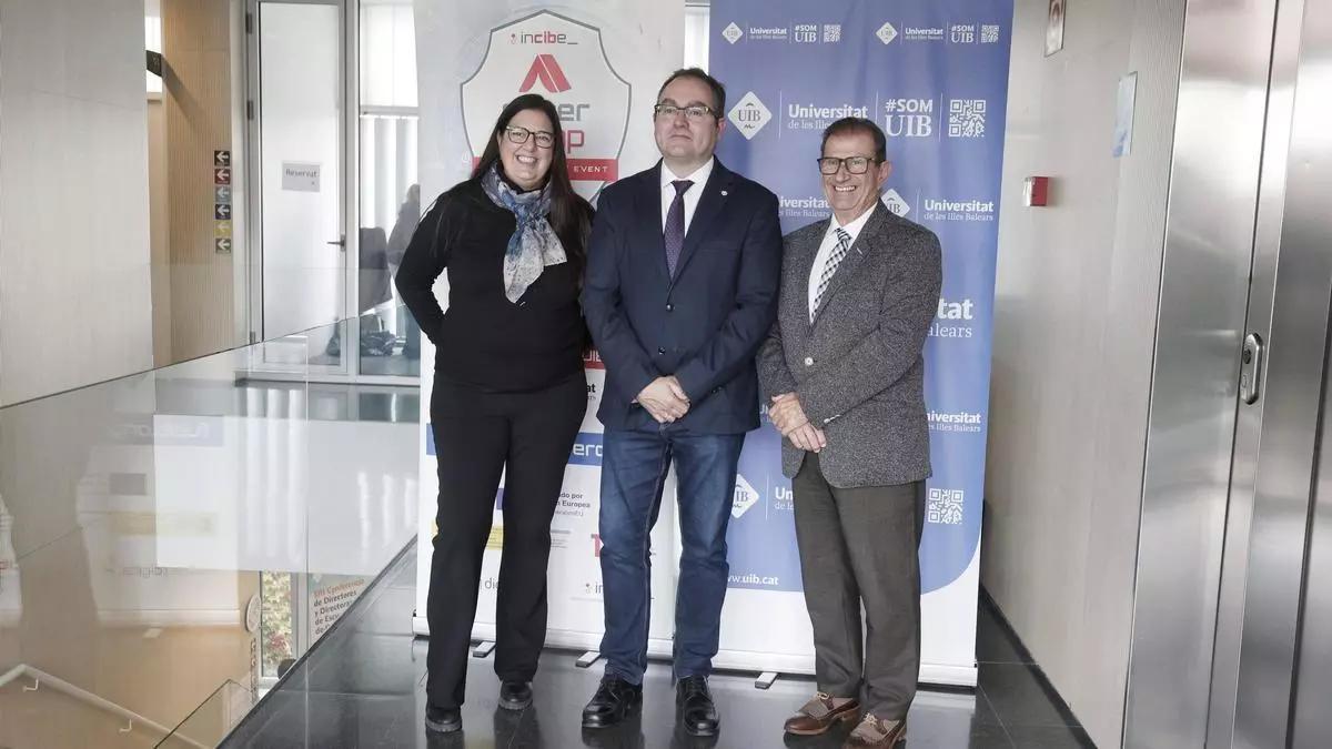 Félix Barrio, en el centro, durante el acto de balance del Cybercamp Illes Balears celebrado en la UIB.