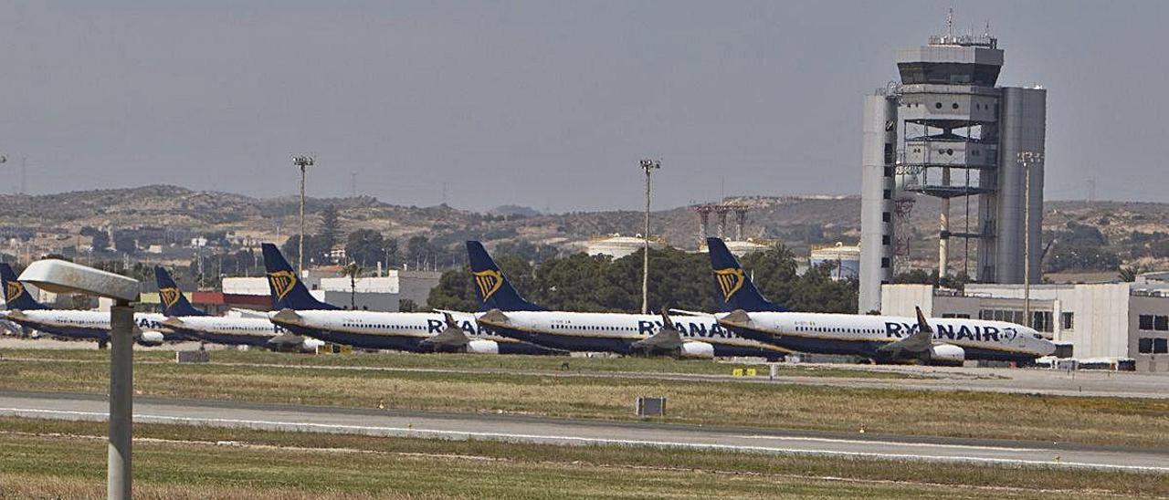 Aviones de Ryanair estacionados en El Altet donde, de momento, sigue operando la compañía.