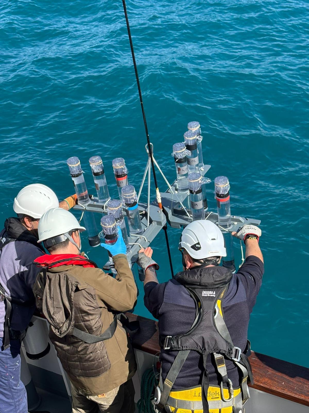 Investigadores desplegando la trampa de sedimentos flotante.