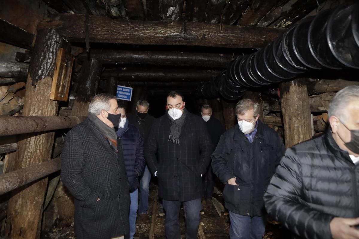 La visita de Adrián Barbón a la exposición de McCall