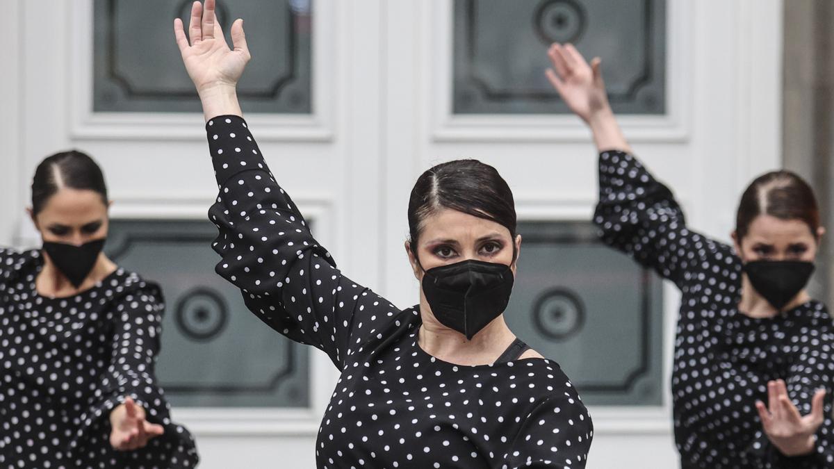 Tres bailaoras flamencas ante el Campoamor.