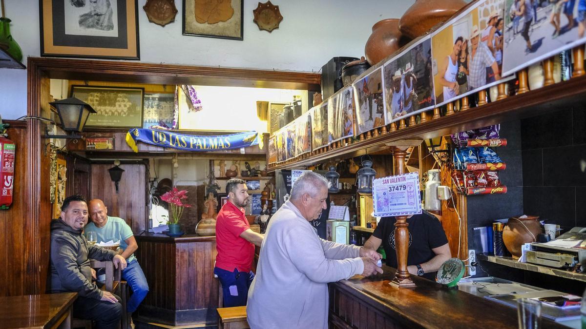Media vida de Juansito, el bochinche generacional del vino abocado, el buen jaleo y las tapas: "No queremos ser un restaurante" Media vida de Juansito, el bochinche generacional del vino abocado, el buen jaleo y las tapas: "No queremos ser un restaurante"