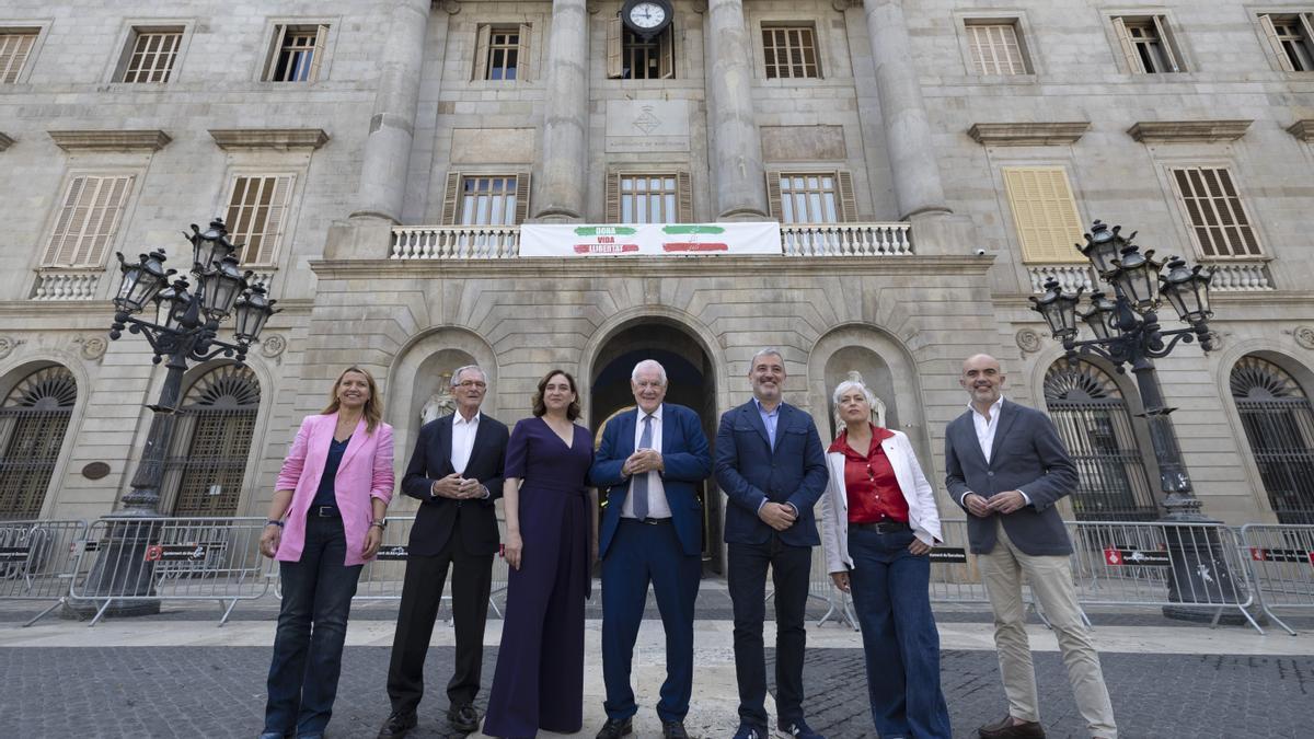 Els candidats a l'alcaldia de Barcelona, ahir, davant de l'ajuntament.