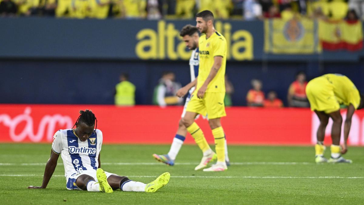 Yan Diomande (i) tras la derrota del Leganés ante el Villarreal.