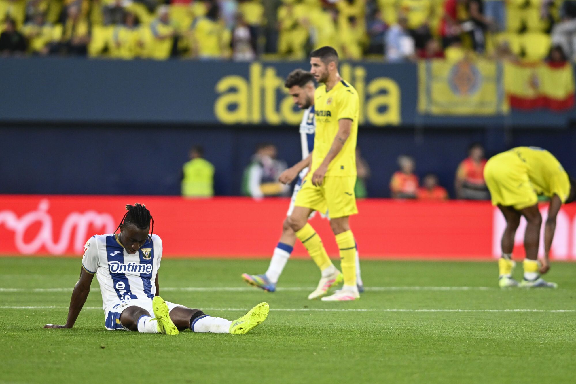 VILLARREAL (CASTELLÓN ), 14/05/2025.- El centrocampista marfileño del Leganés Yan Diomande (i) tras la derrota de su equipo en el partido de la jornada 36 de LaLiga EA Sports, entre el Villarreal y el Leganés, este miércoles en el Estadio de la Cerámica. EFE/ Andreu Esteban