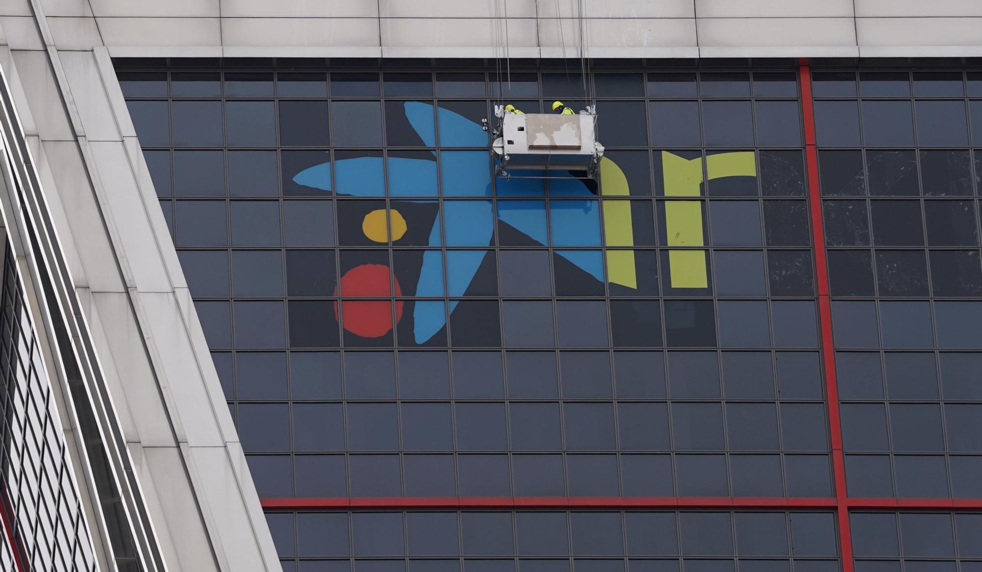 Cambio de logotipo a CaixaBank en Torre Kio FOTO JOSE LUIS ROCA