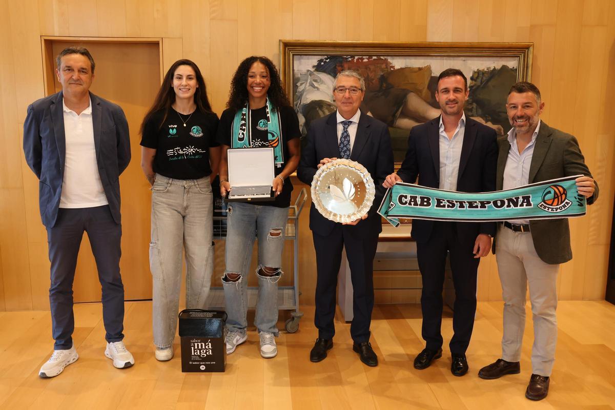 Francisco Salado también recibió al CAB Estepona en la Diputación.