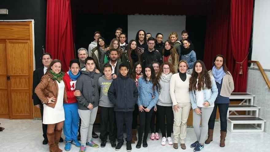 Algunos de los profesores y alumnos que estrenarán mañana La obra del padre Ciganda.