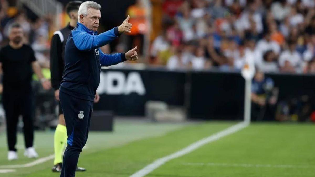 Javier Aguirre da instrucciones a sus jugadores en el partido frente al Valencia.