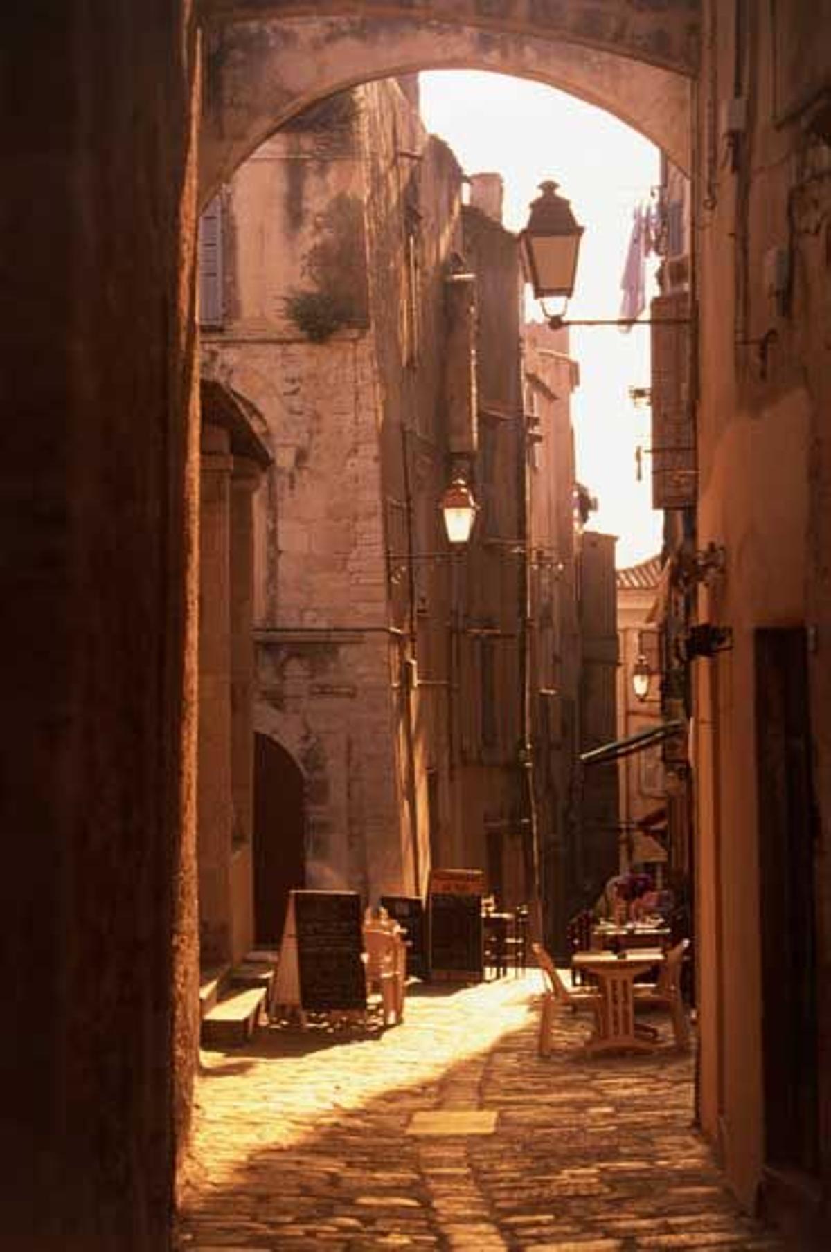 Una de las calles estrechas de Bonifacio.