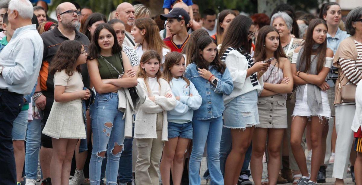 Niños y mayores disfrutando de la Holi´party de 2024 en Piedras Blancas.| | MIKI LÓPEZ