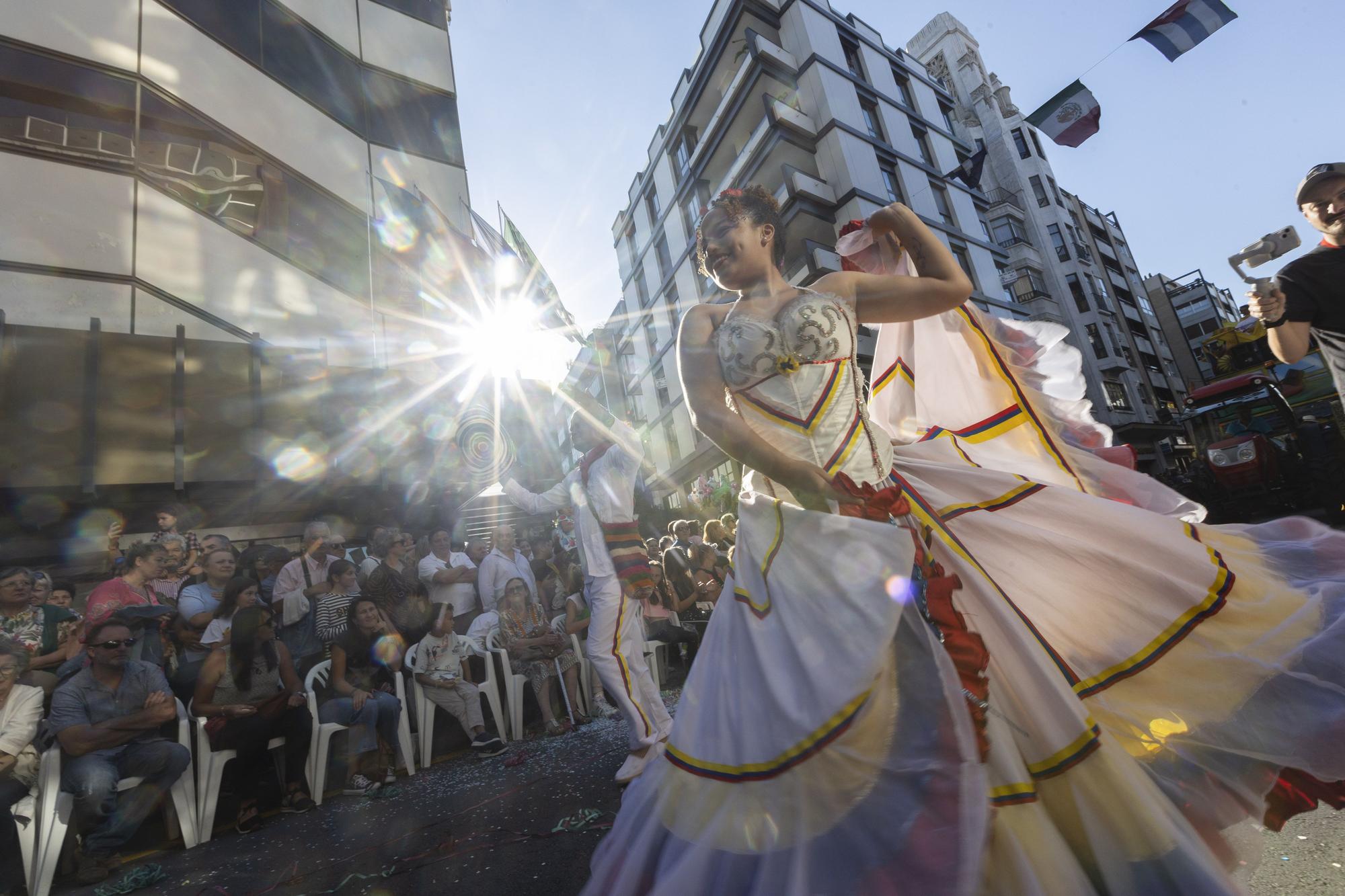 En Imágenes: El Desfile del Día de América llena las calles de Oviedo en una tarde veraniega