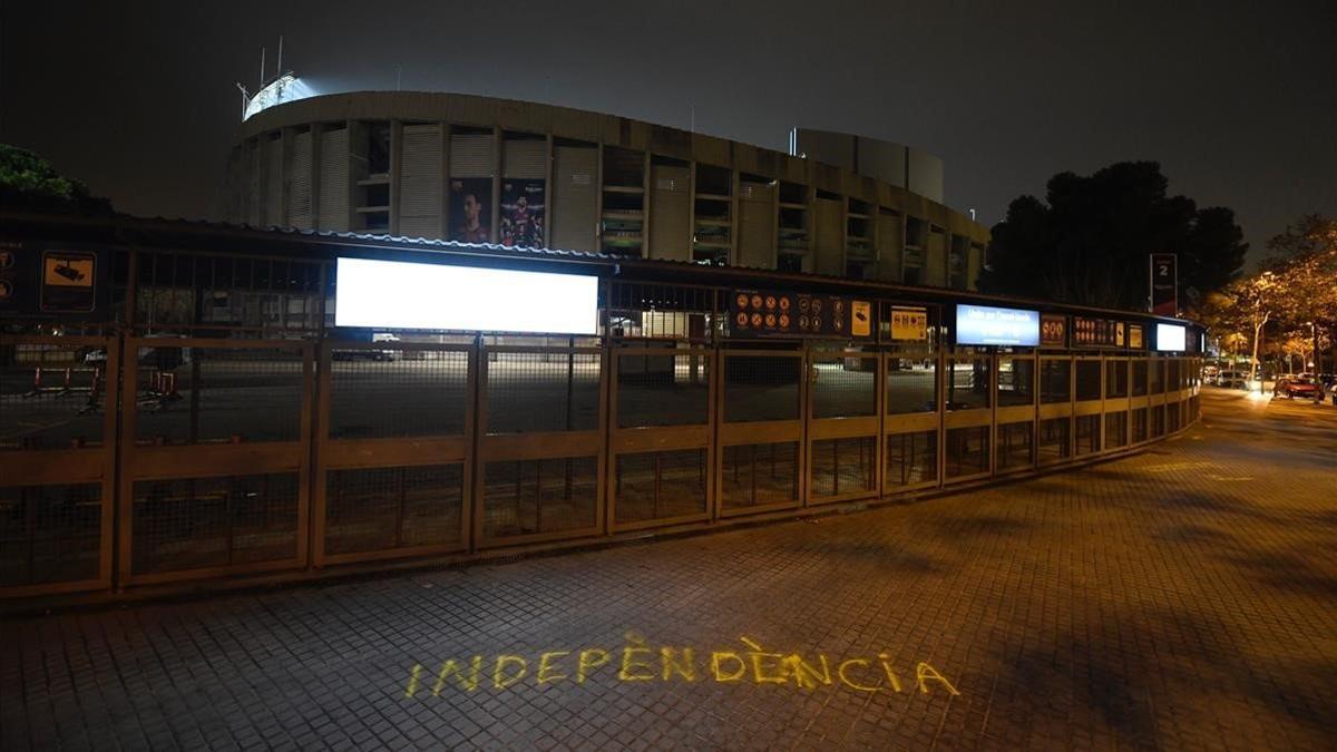 Los exteriores del Camp Nou, anoche, en calma pervia.