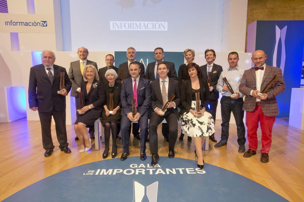 Los premiados. De pie, de izq. a dcha., el artista Pepe Azorín; Maximiliano Botella, de COES (Comedores Escolares); Francisco García y José Antonio Carrasco, director técnico y gerente de EMXYS; Bartolomé Pérez Gálvez, jefe de la Unidad de Alcohología del Hospital de Sant Joan; Catherine Bellus, directora del Liceo Francés; Alfredo Bataller, presidente del Sha Wellness Clinic; el bombero Francisco José Catalán y Miguel Ángel Martín, director artístico de Carros de Foc. Sentados, de izq. a dcha., Maribel Botella, de COES; la voluntaria Amelia Carreras; el percusionista Javier Eguillor; el empresario Iñaki Berenguer y Mar Flores, madre de la gimnasta Alejandra Quereda